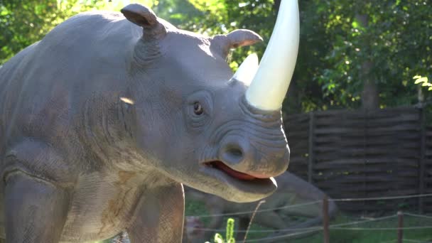 Tentoonstelling Van Bewegende Modellen Dieren Uit Prehistorie Dinopark Mechanische Sculptuur — Stockvideo