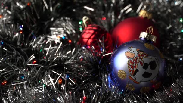Κοντινό Πλάνο Των Όμορφων Παιχνιδιών Χριστουγεννιάτικο Δέντρο Tinsel Flashing Γιρλάντα — Αρχείο Βίντεο