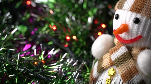 Nahaufnahme Eines Schönen Weihnachtsbaum Spielzeug Schneemanns Auf Lametta Mit Blinkender — Stockvideo