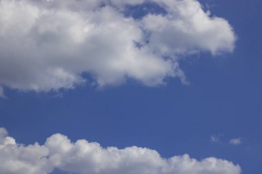 Güzel mavi gökyüzü ve pofuduk beyaz bulutlar doğal arka plan.