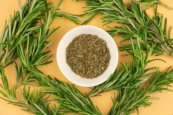 Dried Rosemary Saucer Sprigs Fresh Rosemary Yellow Background Spice Top — Stock Photo, Image