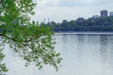 Ukrayna 'daki merkezi Dnipro şehri ve nehir kıyısında panoramik manzara. Alışveriş merkezleri, iş ofisleri ve yüksek katlı daireleri olan şehir manzarası. Gökyüzüne karşı güzel bir set. Doğu Avrupa.