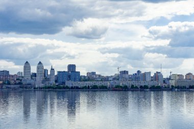 Ukrayna 'daki merkezi Dnipro şehri ve nehir kıyısında panoramik manzara. Alışveriş merkezleri, iş ofisleri ve yüksek katlı daireleri olan şehir manzarası. Gökyüzüne karşı güzel bir set. Doğu Avrupa.