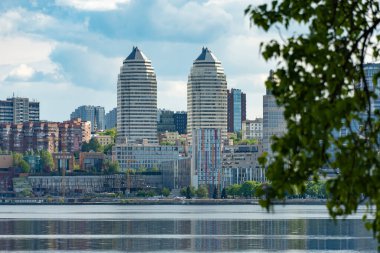 Ukrayna 'daki merkezi Dnipro şehri ve nehir kıyısında panoramik manzara. Alışveriş merkezleri, iş ofisleri ve yüksek katlı daireleri olan şehir manzarası. Gökyüzüne karşı güzel bir set. Doğu Avrupa.