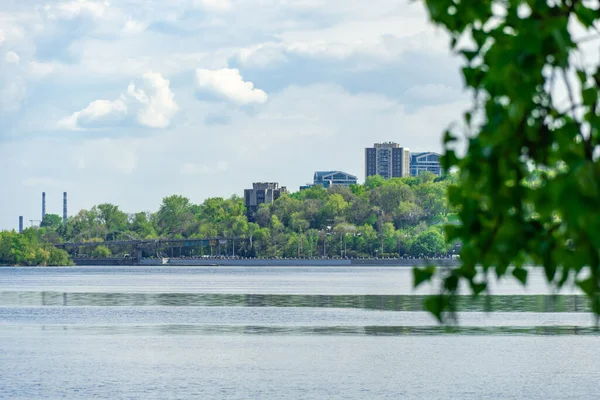 Ukrayna 'daki merkezi Dnipro şehri ve nehir kıyısında panoramik manzara. Alışveriş merkezleri, iş ofisleri ve yüksek katlı daireleri olan şehir manzarası. Gökyüzüne karşı güzel bir set. Doğu Avrupa.