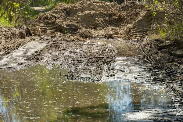 Tracce Trattore Caterpillar Nel Fango Grande Pozzanghera Sporca Riempì Foro — Foto Stock