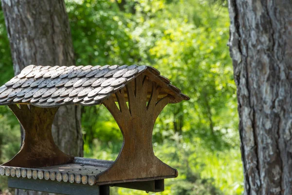 Großaufnahme Eines Hölzernen Vogelfutters Auf Einem Baum Grünen Park Handgemachtes — Stockfoto