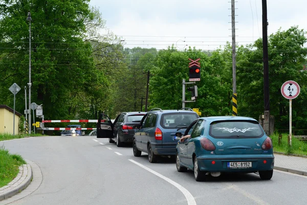 Auto's op spoorwegovergangen — Stockfoto