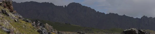 Panorama Der Kaukasusberge Sommer Schöne Schatten Von Wolken Auf Dem — Stockfoto