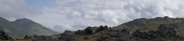 여름에는 카프카스 산맥의 파노라마 바위의 구름들로 부터아름다운 그림자가 드리워져 있습니다 — 스톡 사진