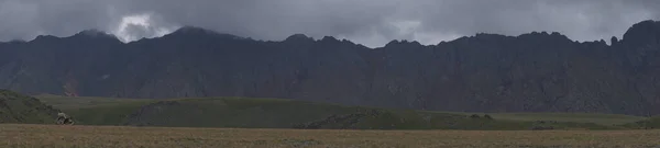 Panorama Kavkazu Létě Krásné Stíny Mraků Zemi Skály Malebné Pláně — Stock fotografie