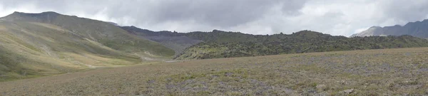 Panorama Över Kaukasus Bergen Sommaren Vackra Skuggor Från Moln Marken — Stockfoto