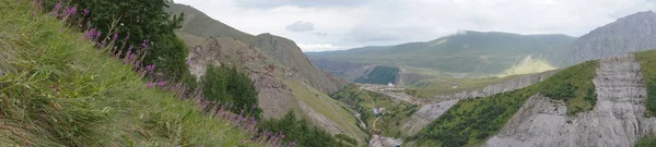 Panorama Över Kaukasus Bergen Sommaren Vackra Skuggor Från Moln Marken — Stockfoto