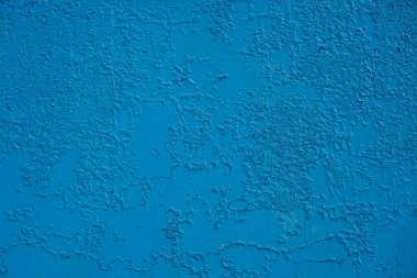 Eski boyalı eski bir demir duvar. Zaman ve hava koşulları nedeniyle körelmiş ve paslanmış. Yakın plan. Fotoğraf arkaplanı olarak kullanılabilir