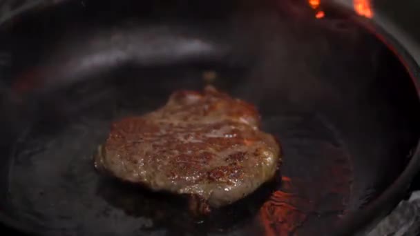 Bistec Jugoso Frito Cacerola Primer Plano Vídeo Filmado Cocina Del — Vídeo de stock