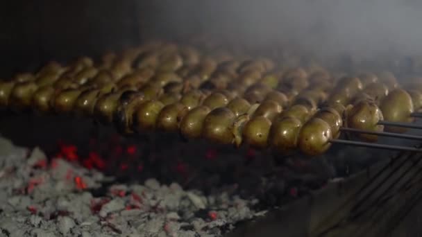 Primer Plano Las Patatas Cocidas Parrilla Los Carbones Calientes Las — Vídeo de stock