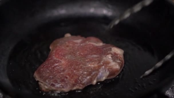 Bistecca Succosa Fritta Una Pentola Video Vicino Girato Nella Cucina — Video Stock