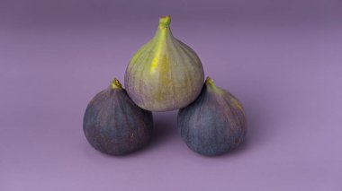 figs folded in a pyramid lies on a solid background. close-up, veri peri color