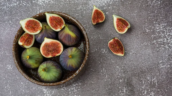 Ripe Figs Lie Deep Clay Bowl Nearby Pieces Chopped Figs — Stock Photo, Image