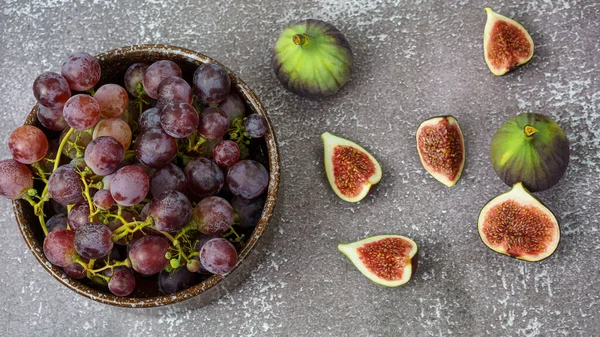 Uvas Rojas Maduras Encuentran Recipiente Arcilla Profunda Cerca Hay Trozos —  Fotos de Stock