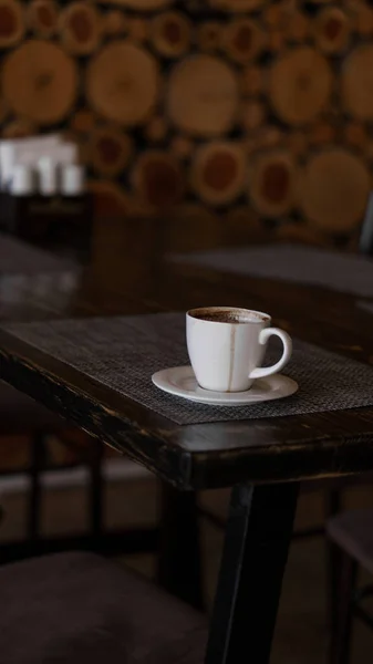 Mugg Kaffe Står Bricka Restaurang Mörka Färger Loft Stil Interiör — Stockfoto