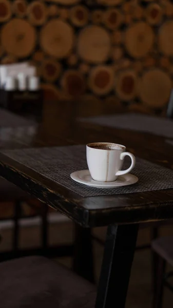 Ein Becher Kaffee Steht Auf Einem Tablett Einem Restaurant Dunkle — Stockfoto