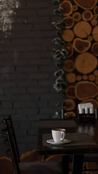 Ein Becher Kaffee Steht Auf Einem Tablett Einem Restaurant Dunkle — Stockfoto