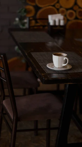 Ein Becher Kaffee Steht Auf Einem Tablett Einem Restaurant Dunkle — Stockfoto