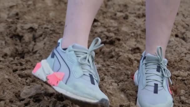 Дівчина Коротких Шортах Спортивних Кросівок Ходить Глиняній Набережній Червоний План — стокове відео