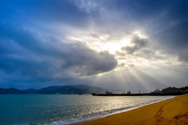 Salida del sol sobre la playa de Nha Trang — Foto de Stock