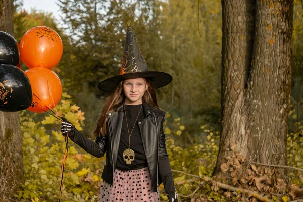 Αστείο Κοριτσάκι Στολή Μάγισσας Για Halloween Μαύρα Και Πορτοκαλί Μπαλόνια — Φωτογραφία Αρχείου