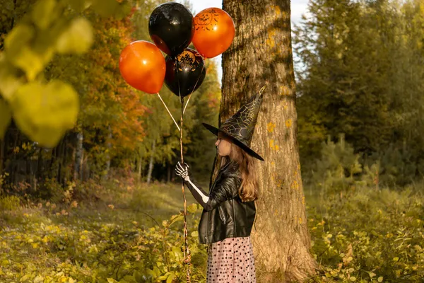 Muchacha Divertida Disfraz Bruja Para Halloween Con Globos Negros Naranjas —  Fotos de Stock
