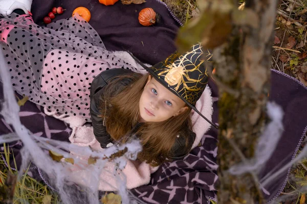 Muchacha Divertida Disfraz Bruja Para Halloween Está Sentado Suelo Mirando —  Fotos de Stock
