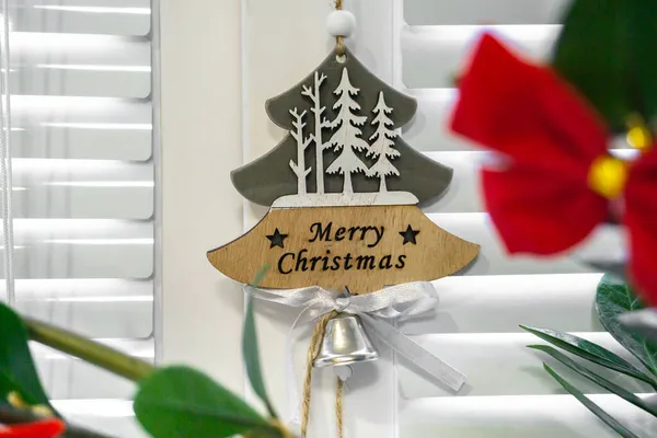 Wooden toy with the inscription Merry Christmas on the window. — Stock Photo, Image