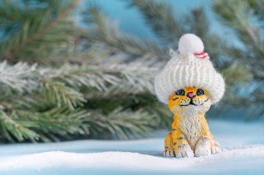 Mavi arka planda kırmızı kaplan figürü. 2022 Çin Yeni Yılı 'nın komik kaplan sembolü. Kaliteli fotoğraf. Boşluğu kopyala.