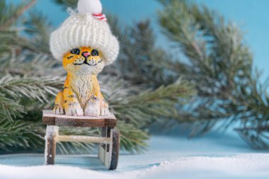 Mavi arka planda kırmızı kaplan figürü. 2022 Çin Yeni Yılı 'nın komik kaplan sembolü. Kaliteli fotoğraf. Boşluğu kopyala.