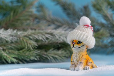 Mavi arka planda kırmızı kaplan figürü. 2022 Çin Yeni Yılı 'nın komik kaplan sembolü. Kaliteli fotoğraf. Boşluğu kopyala.