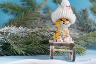 Mavi arka planda kırmızı kaplan figürü. 2022 Çin Yeni Yılı 'nın komik kaplan sembolü. Kaliteli fotoğraf. Boşluğu kopyala.