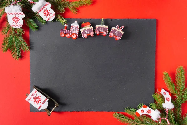 Świąteczna Kompozycja Ozdoby Świąteczne Gałązki Jodły Czerwonym Tle Czarną Ramką — Zdjęcie stockowe