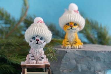 Mavi arka planda kaplan figürleri