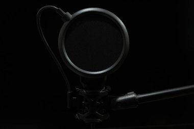 Pop filtresi olan mikrofon