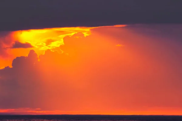 Ярко Оранжевое Небо Между Темными Облаками Над Головой Голубой Водой — стоковое фото