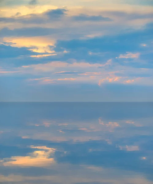 Mjuka Blå Och Gula Moln Nära Solnedgången Med Reflektion Över — Stockfoto