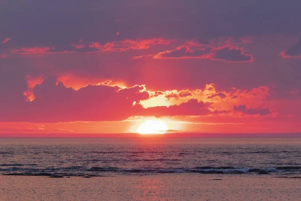 Ljusrosa Färg Solnedgång Ljus Havet Och Moln Över Horisonten — Stockfoto