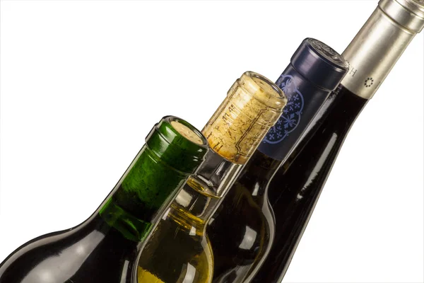 Beyaz arka planda şarap şişeleri