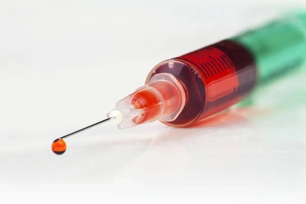 şırınga ile kırmızı sıvı