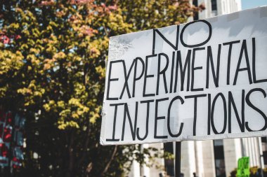Vancouver, Kanada - 8 Eylül 2021: Vancouver Belediye Binası önünde BC Aşı Kartı 'na karşı düzenlenen mitingde Deneysel Enjeksiyon Yok