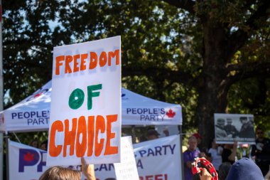 Vancouver, Kanada - 8 Eylül 2021: BC Aşı Kartı 'na karşı Vancouver Belediye Binası önünde düzenlenen mitingde imza özgürlüğüne bakış