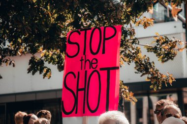 Vancouver, Kanada - 8 Eylül 2021: Vancouver Belediye Binası önündeki BC Aşı Kartı 'na karşı yapılan mitingde İşareti Durdur