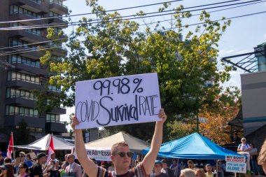 Vancouver, Kanada - 8 Eylül 2021: Vancouver Belediye Binası önünde BC Aşı Kartı 'na karşı düzenlenen mitingde% 99.98 Covid Survival Rate imzası